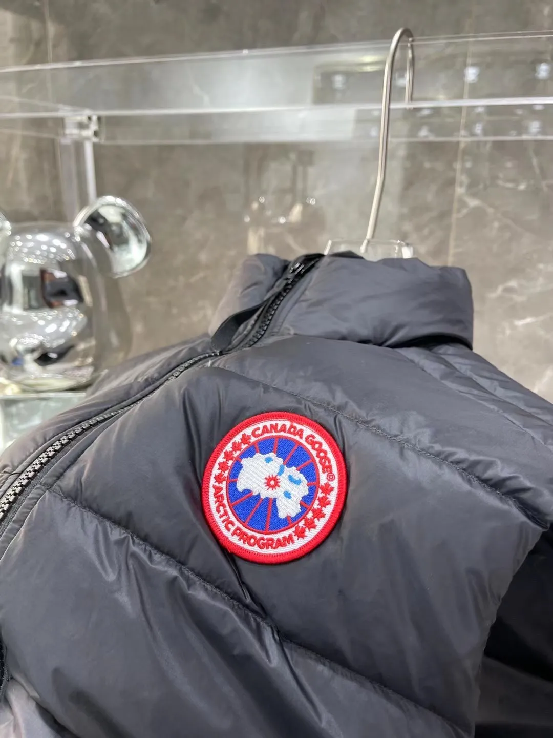 P480 top version Canadian brand vest new model Canada Goose has always been recognized as the warmest down jacket. Various Instagram celebrities, Internet celebrities, and celebrities often wear it for street photos. I make Canada Goose every year, but I still can’t get rid of my love for it. No matter how cold the days are, there is no need to be afraid, because there is! Filled with 90% white duck down, it is the legendary warmest down jacket and is known as a must-have for Arctic outdoor sports! The most popular down jacket in the world, celebrities are rushing to buy it, it is a must-have! Same style for men and women Size: xs ~ xxl